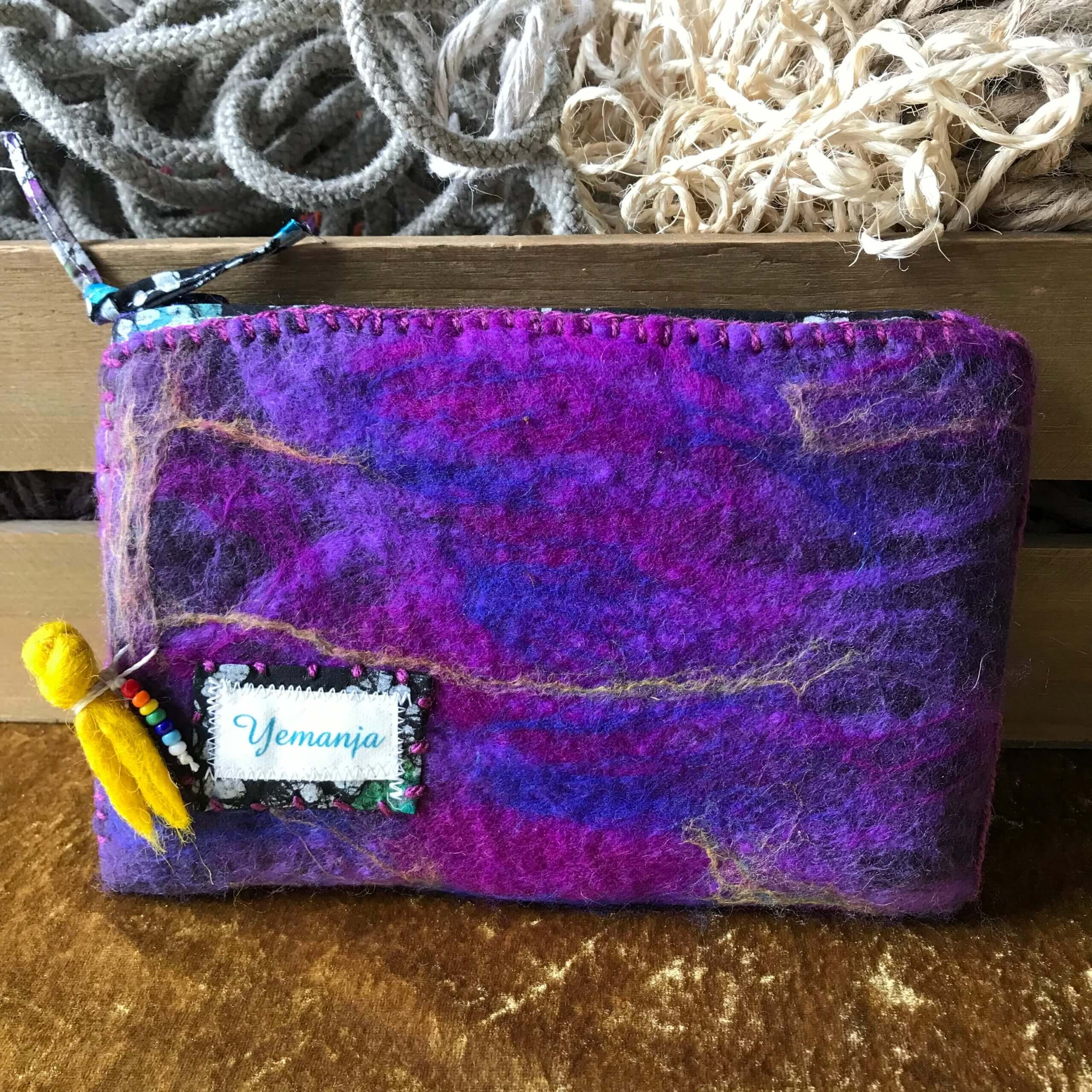 Purse with zip in purples