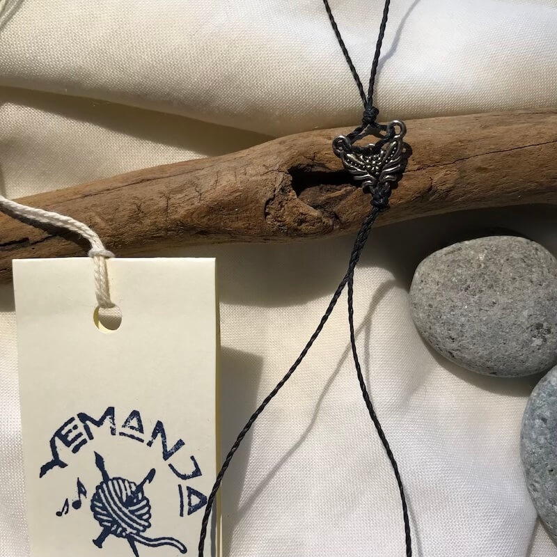 Hand decoration, black thread / fly