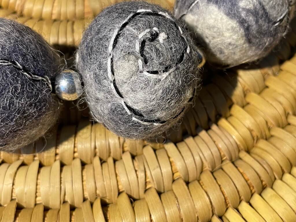 Necklace with felted beads, in shades of grey - Image 2
